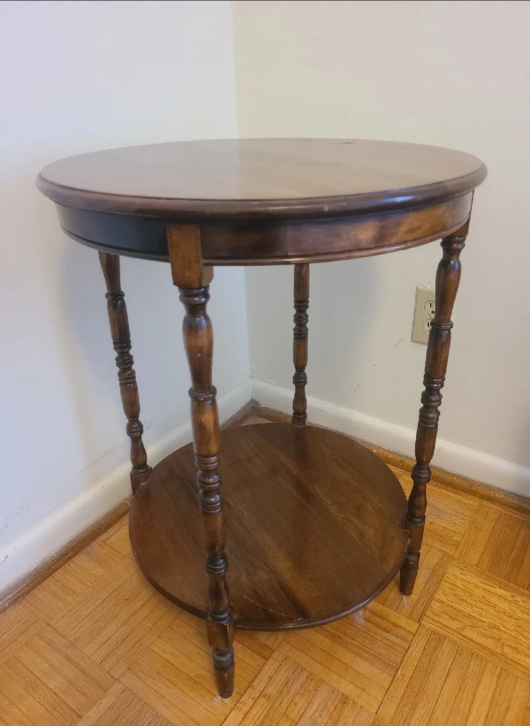 Beautiful Round Wooden Side Table🥕 thumbnail
