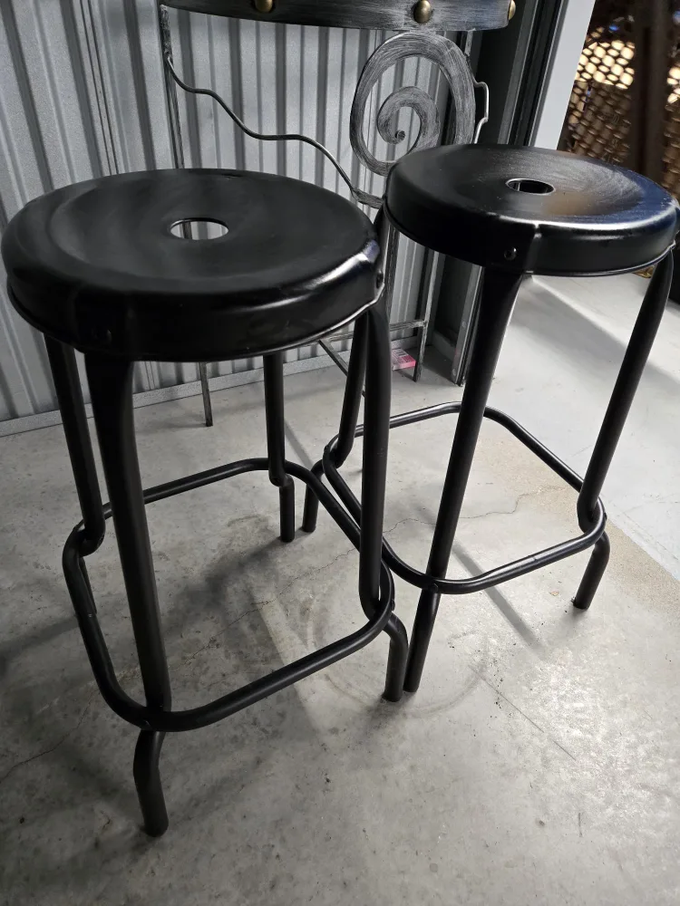 Set of 2 Black Metal Bar Stools image indicator(2)