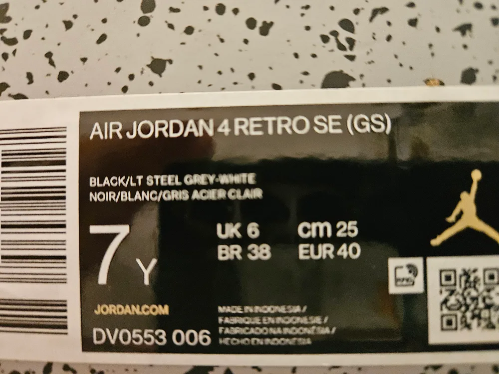 Air Jordan 4 Retro SE (GS) Black/Grey, Size 7Y thumbnail