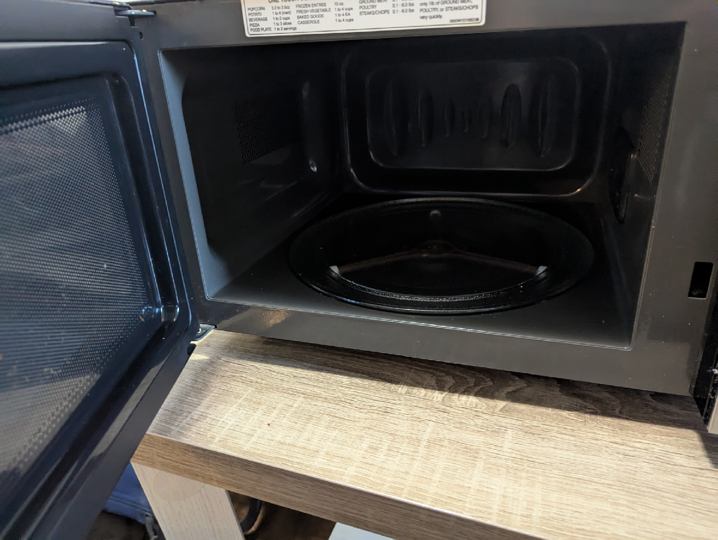 LG Microwave - Great Condition - photo 3