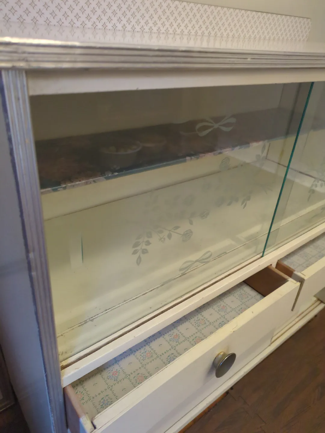 Vintage White Display Cabinet - 41" x 35" 🥕 image indicator(6)