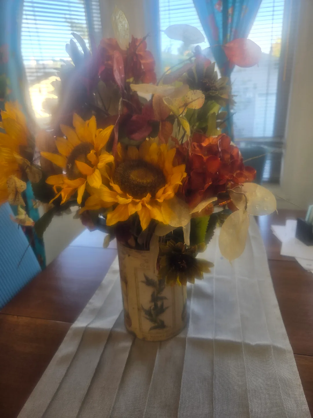 Floral Arrangement in Decorative Vase image indicator(3)