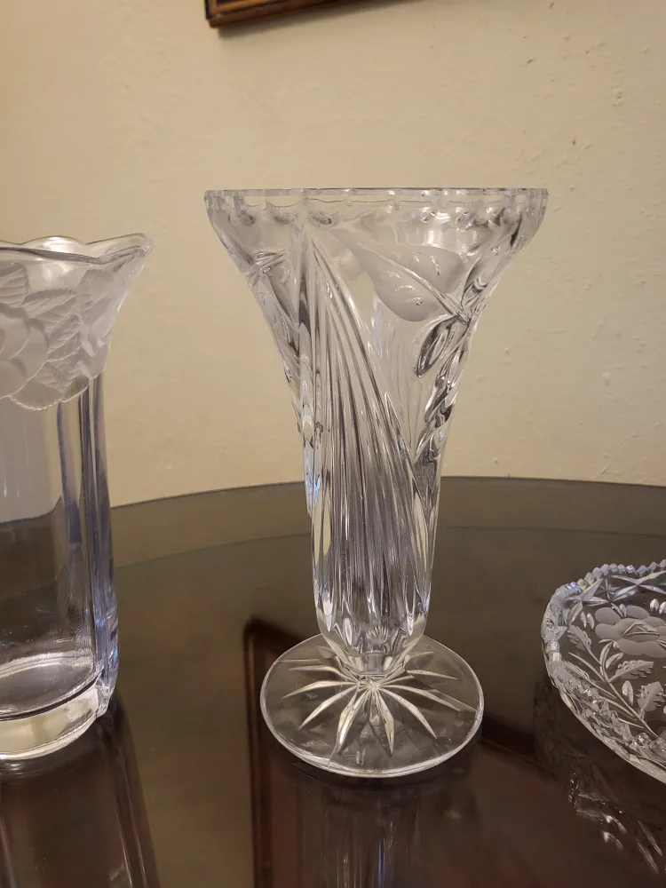Crystal and glass vases and bowls image indicator(3)
