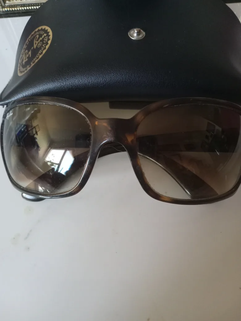 Ray-Ban Sunglasses with Case image indicator(8)