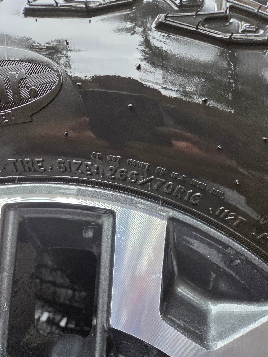 Set of 4 Goodyear Wrangler A/T Tires 265/70R16 image indicator(2)