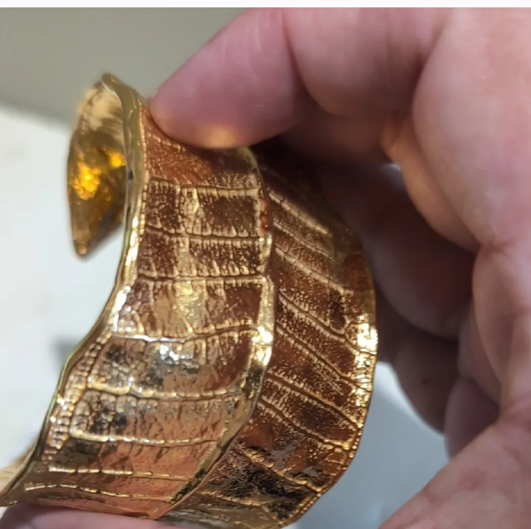 Gold leaf cuff image indicator(3)