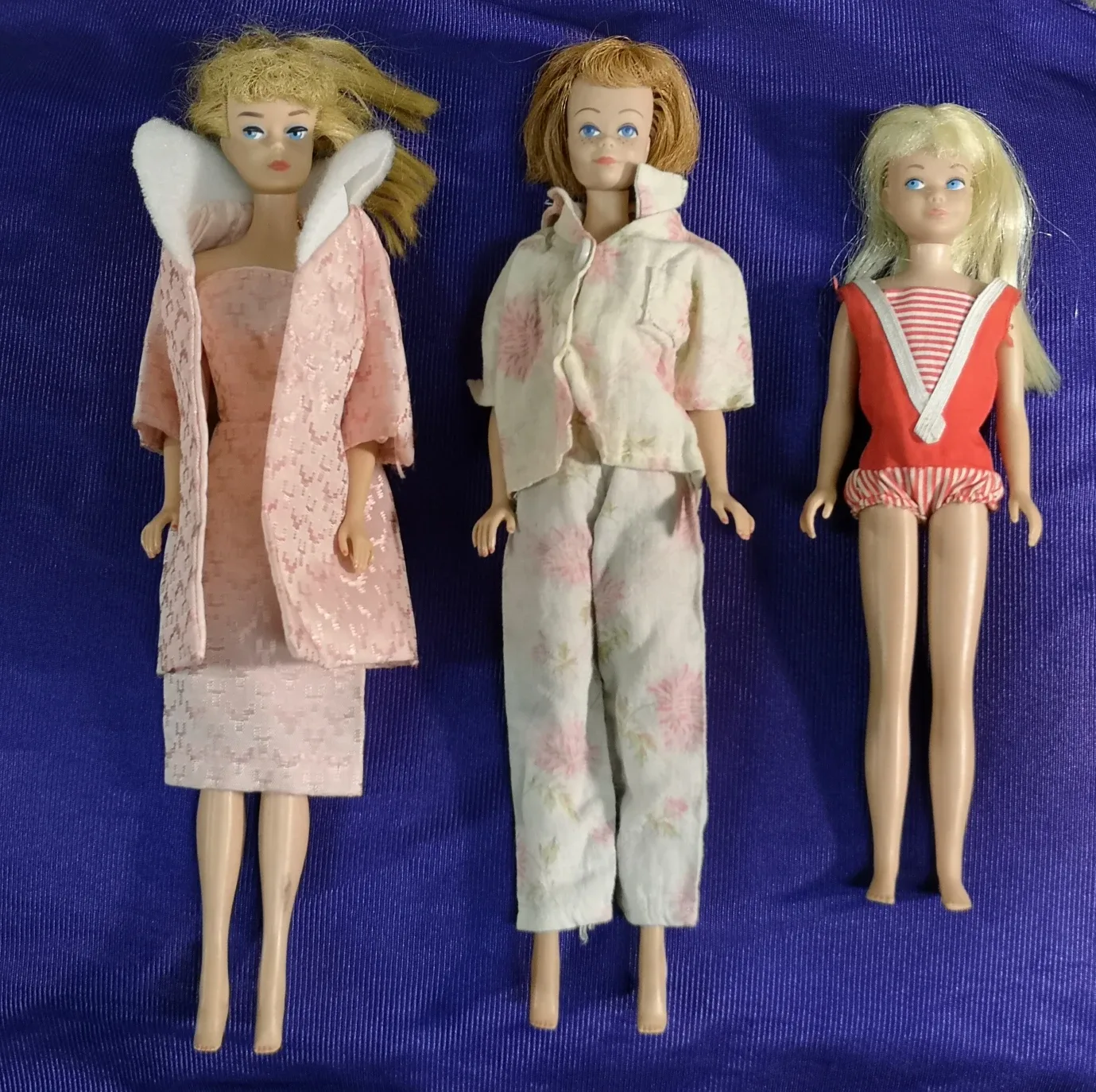 ⭐1963 Vintage Barbie Case with Barbie, Midge, Skipper + Wardrobe image indicator(4)
