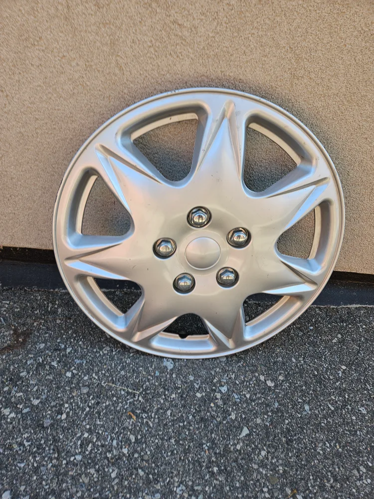 15-inch Silver Hubcap thumbnail