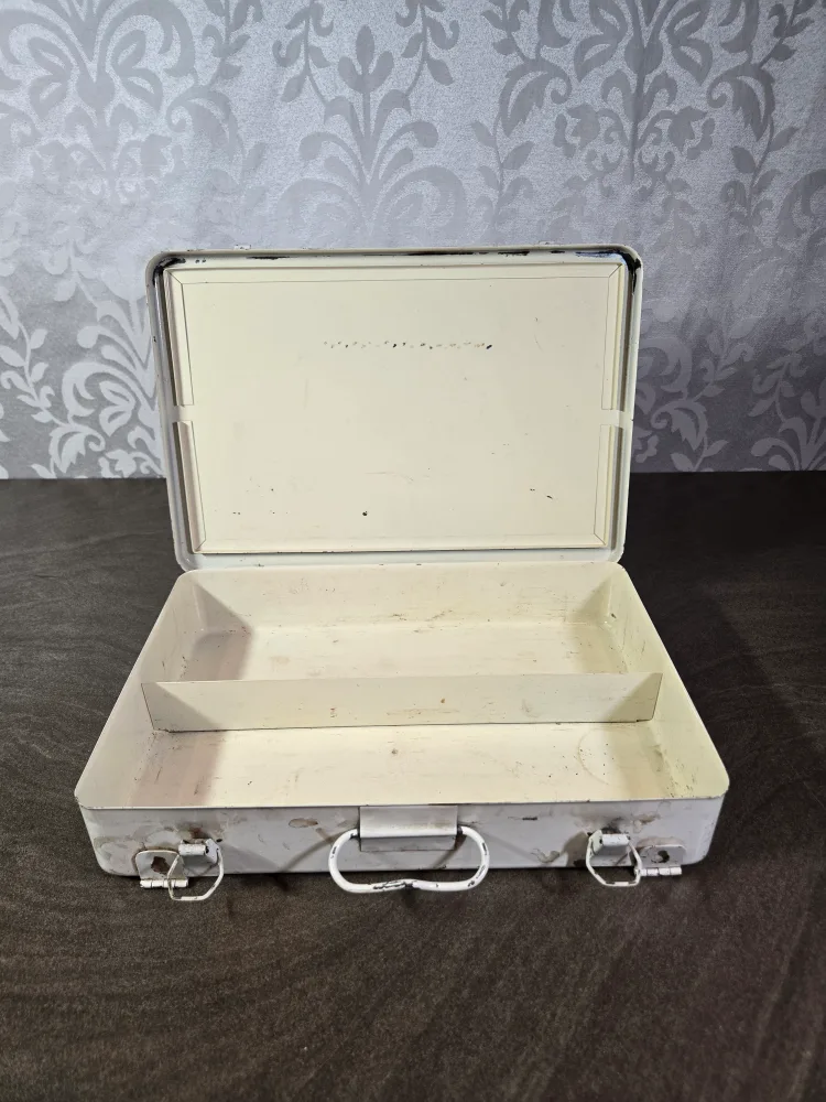 Vintage First Aid Kit image indicator(3)