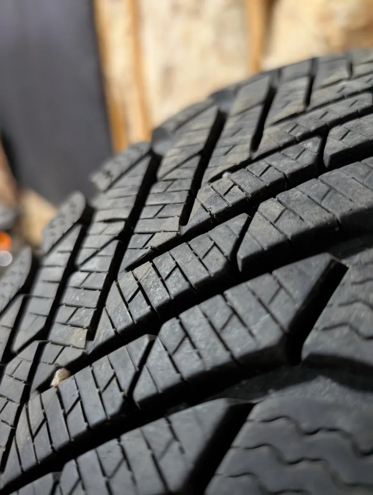 (4)-195/60R15 Winter Tires On Steel Rims Off 2009 Nissan Cube image indicator(2)