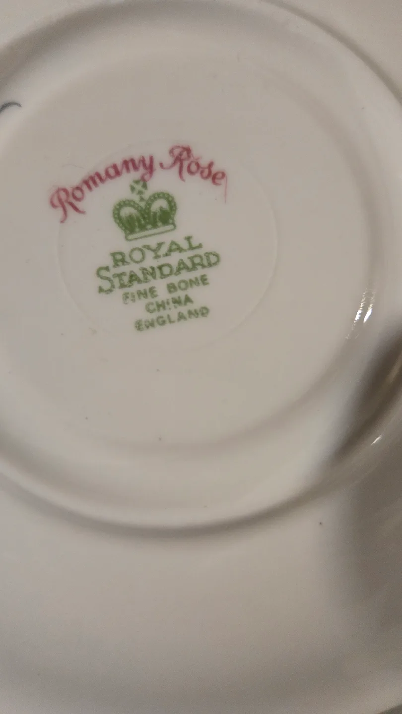 Royal Standard Fine Bone China Tea Cup Set image indicator(2)