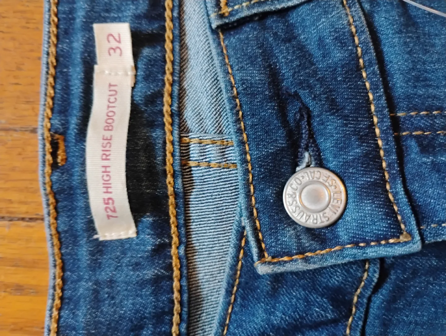 Levi's 725 High-Rise Bootcut Jeans - Size 32 image indicator(5)