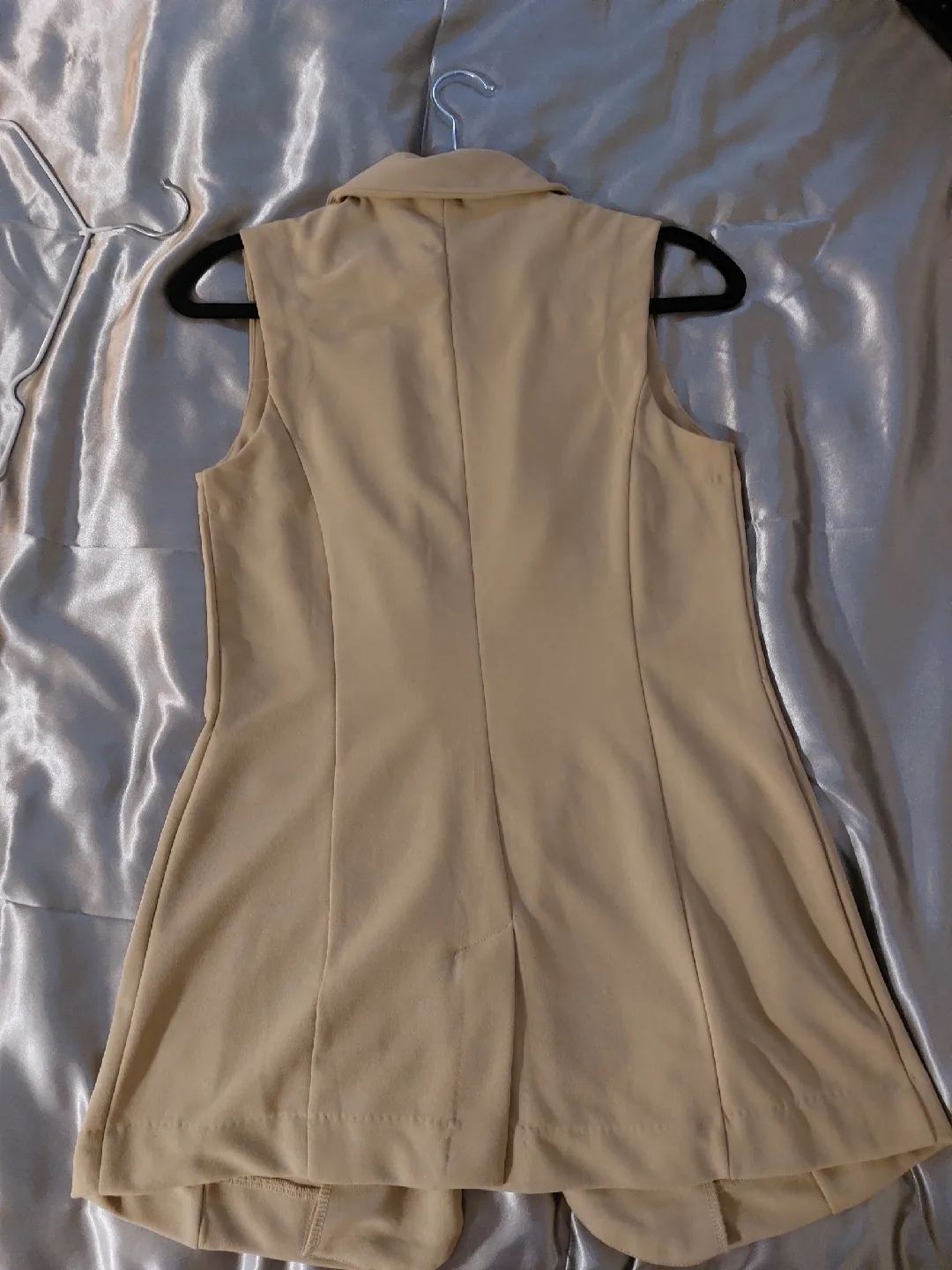 Suzy Shier Beige Sleeveless Blazer - S image indicator(3)
