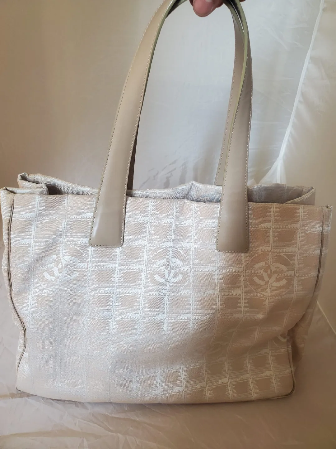 Chanel Beige Tote Bag image indicator(3)