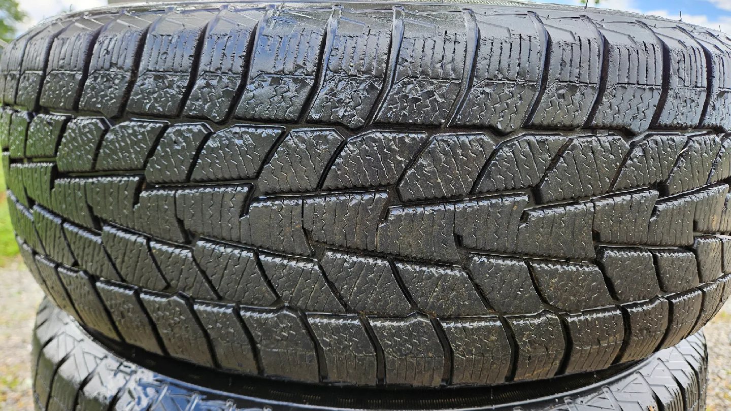 Motomaster Winter Edge 205/65R16 Tire image indicator(6)