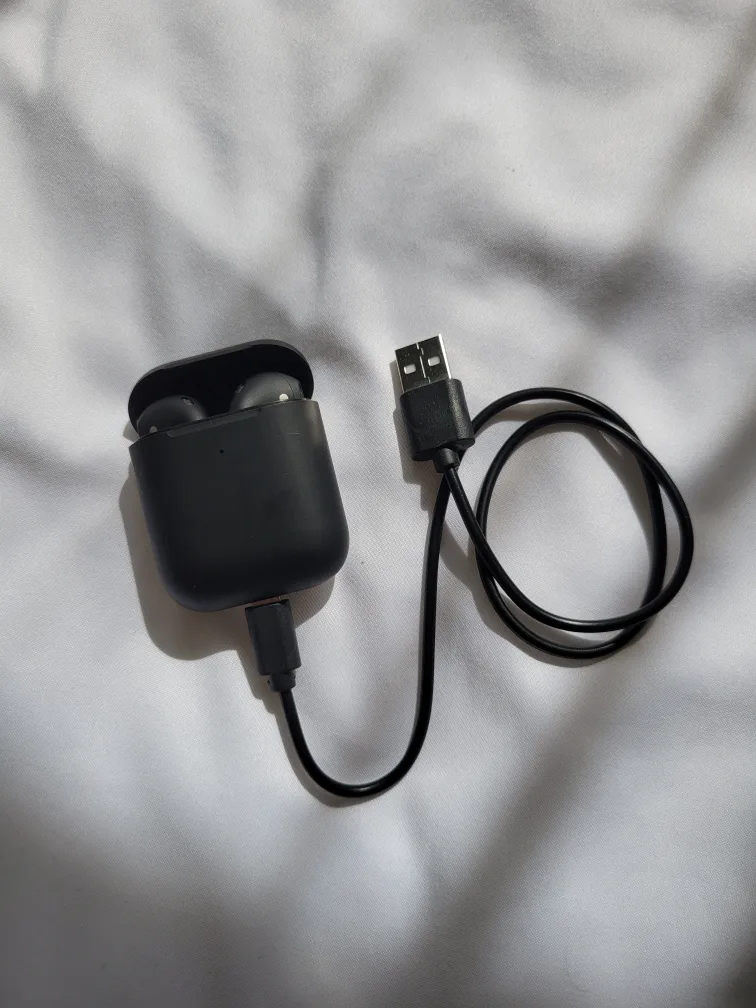 Black Wireless Earbuds (Non-Functioning/Need Repairs)