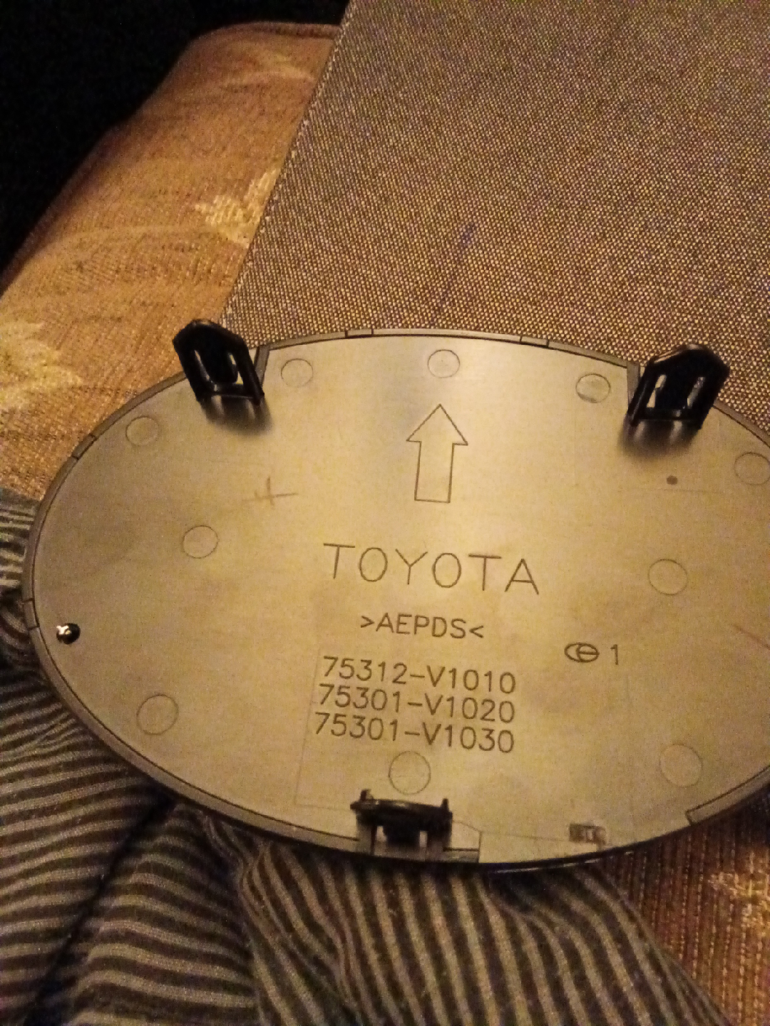 Toyota Front Emblem - photo 5