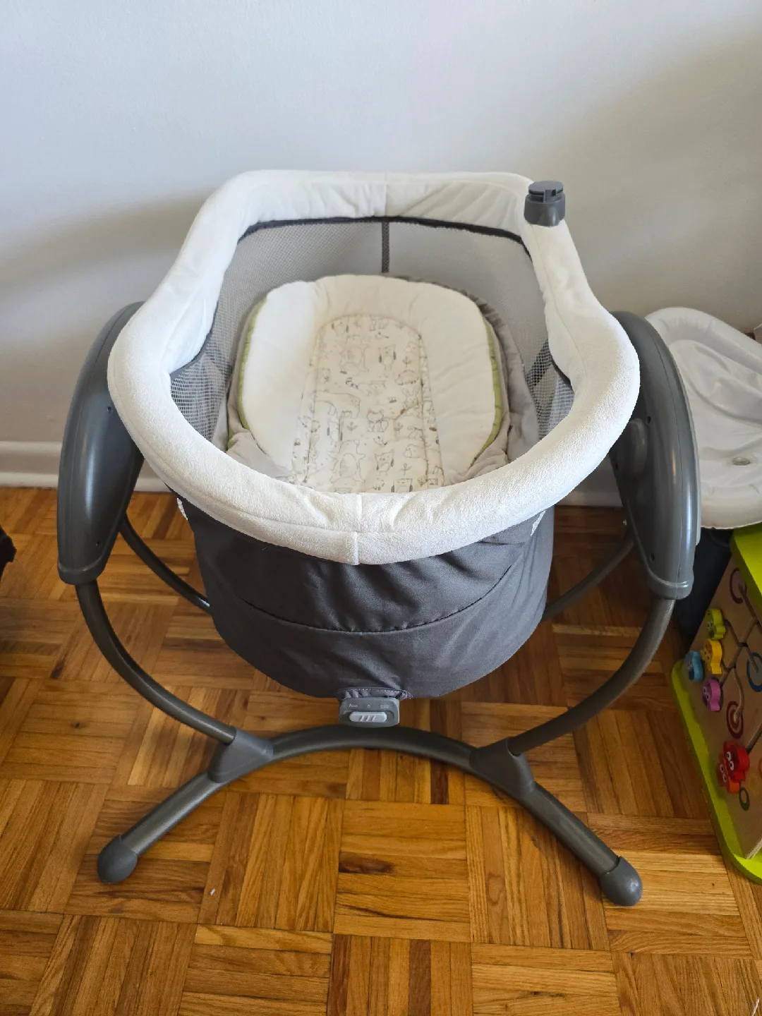 Graco Automatic Rocking Baby Bassinet