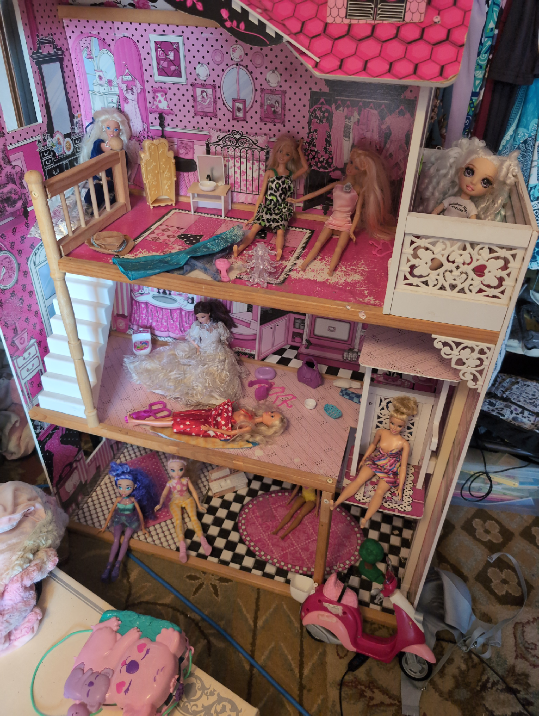 Dollhouse with Dolls and Accessories - photo 3