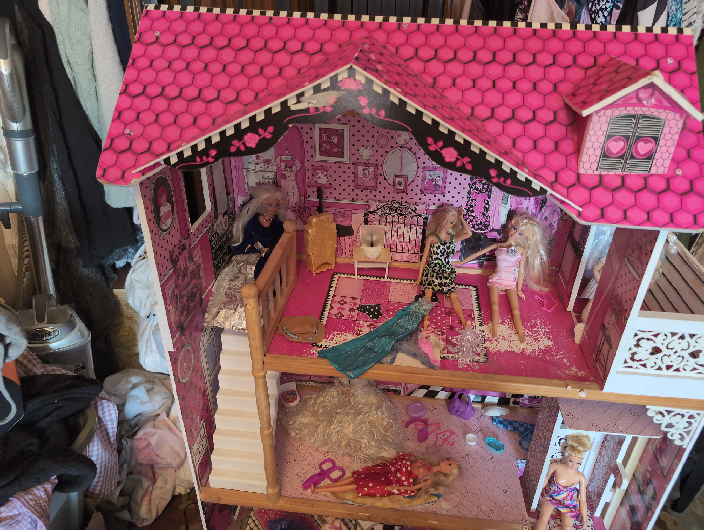 Dollhouse with Dolls and Accessories - photo 4