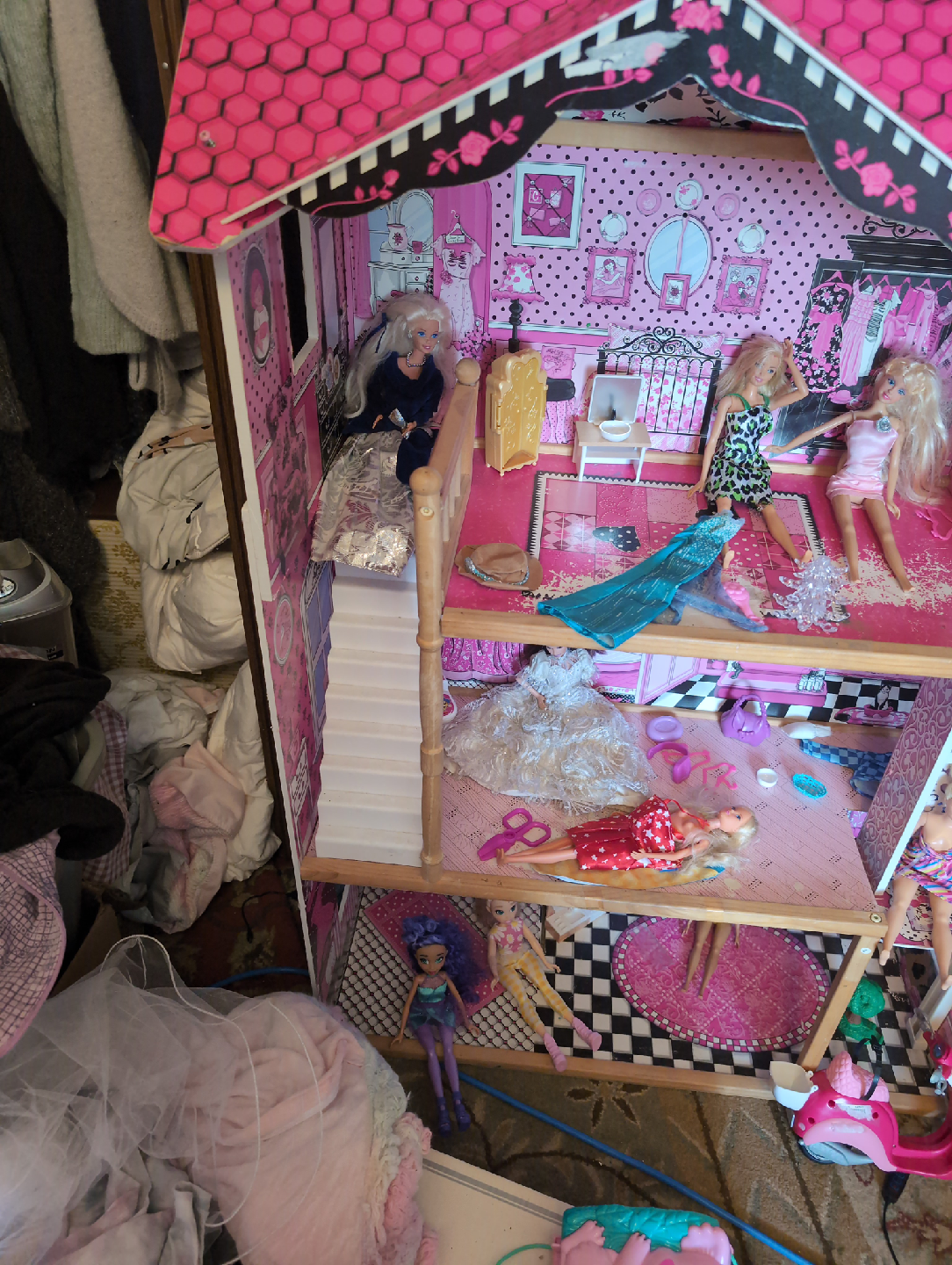 Dollhouse with Dolls and Accessories - photo 5