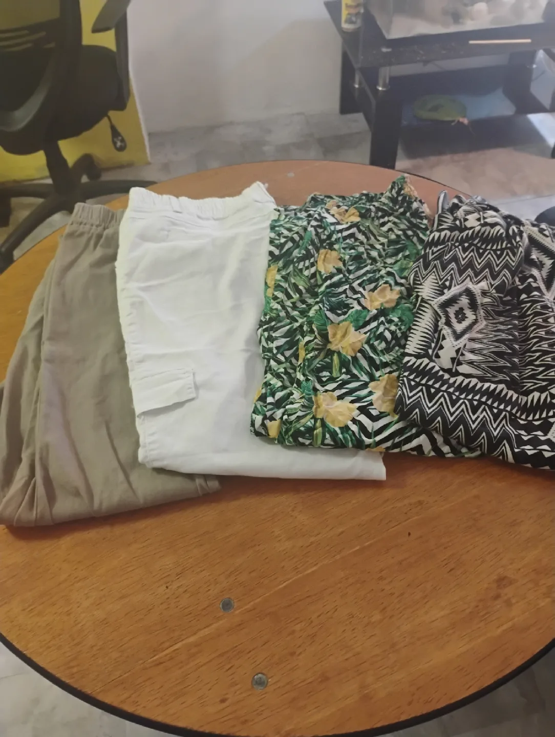 Four pants women image indicator(2)