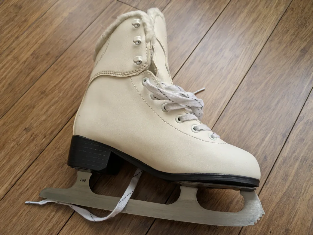 White Figure Skates - Youth Size 4 image indicator(5)