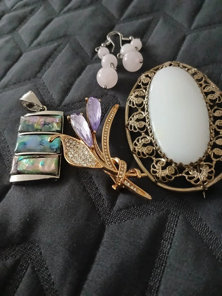 Assorted Vintage Jewellery thumbnail