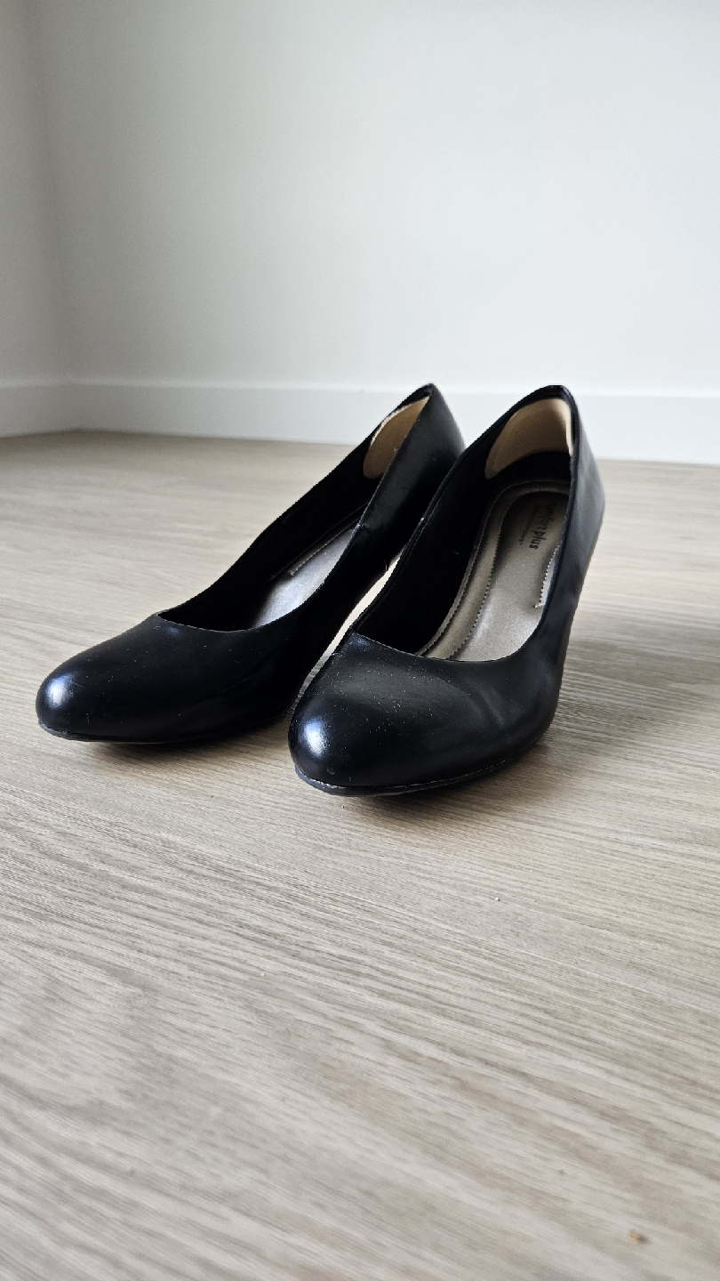 Naturalizer Black Leather Heels - Size 9.5w