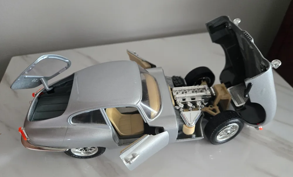 Vintage 1961Jaguar E-Type Diecast Model Car #3038 image indicator(5)