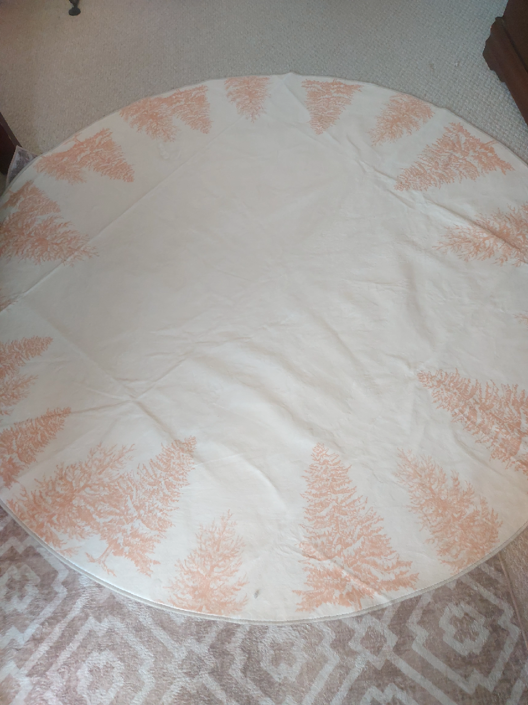 Round  area  rug 6ft ×6ft with Tree Pattern brand new