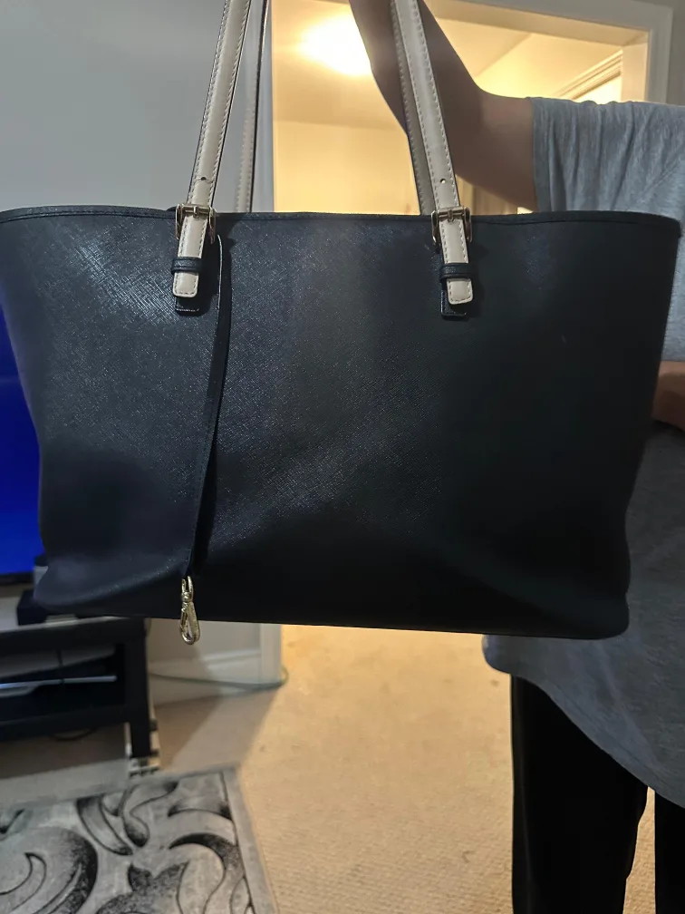 Michael Kors Black Tote Bag image indicator(3)