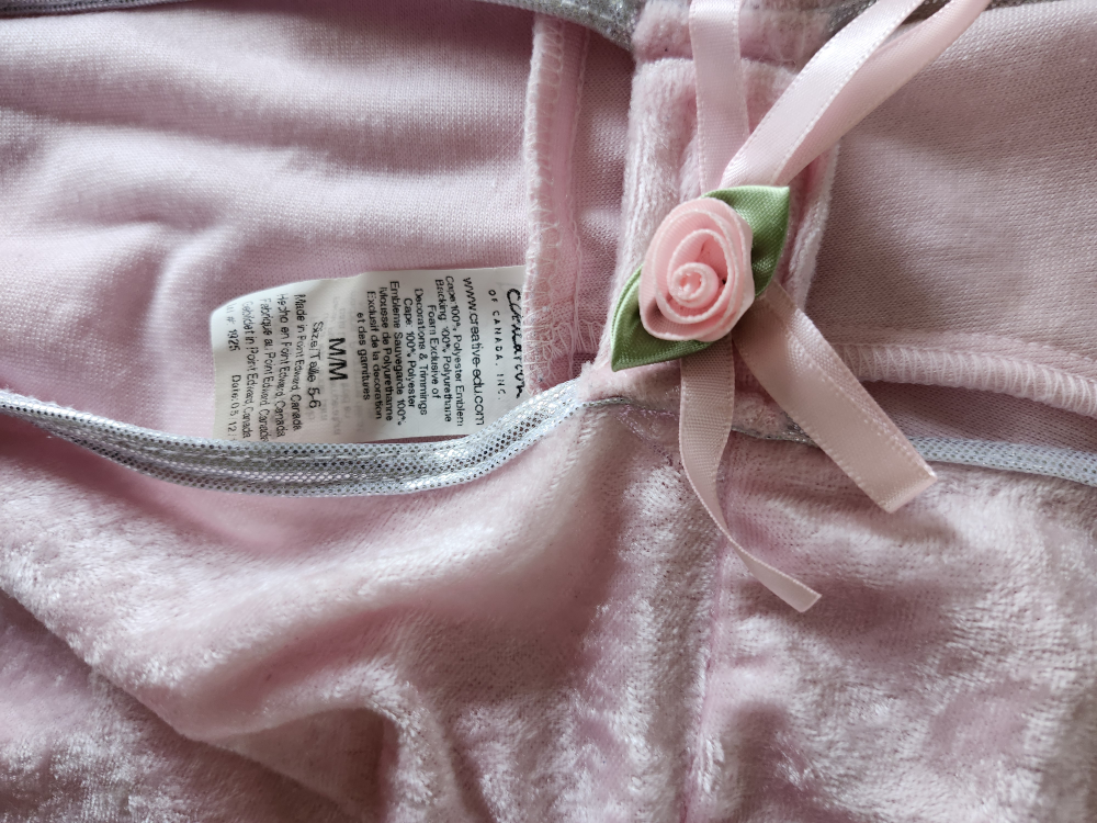 Kids medium size 5-6 soft princess cape. Pick up in Kitchener 🥕 - photo 3