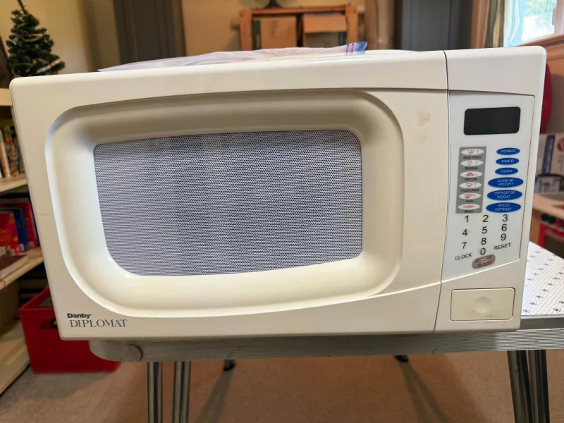 Danby Diplomat 1.1 cu ft Microwave Oven thumbnail