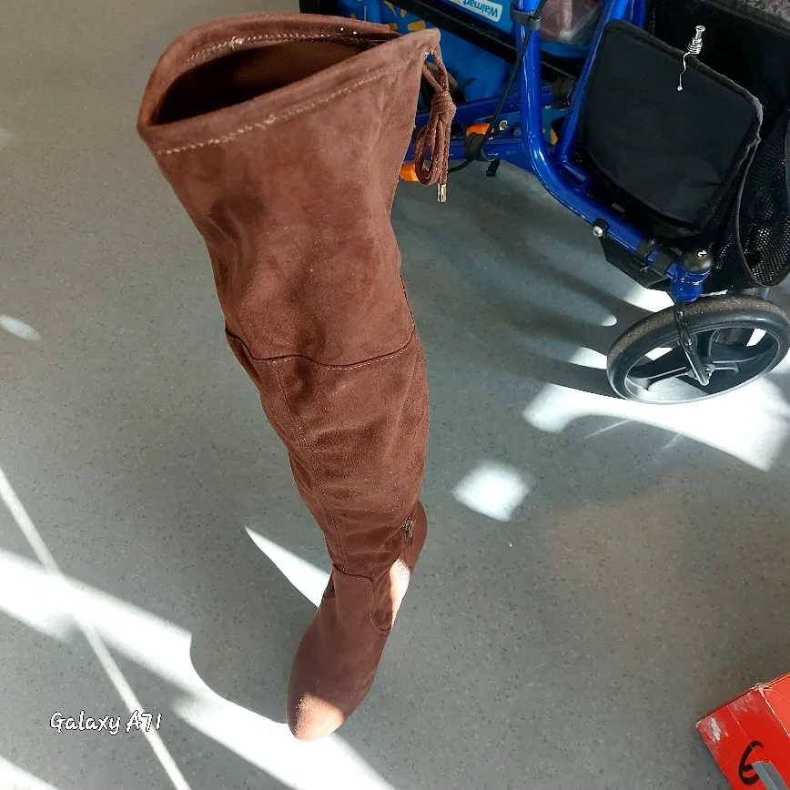 ***"GUESS"~CHOCOLATE-BRWN SUED BOOTS*** thumbnail
