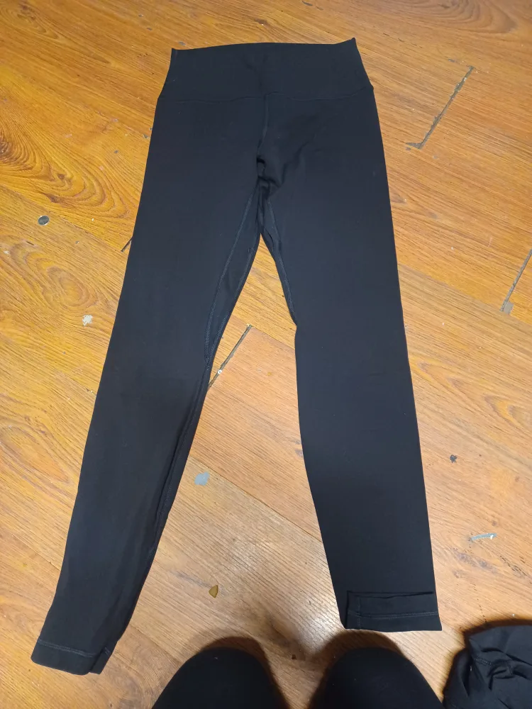 Lululemon Black Leggings - Size 8 image indicator(2)