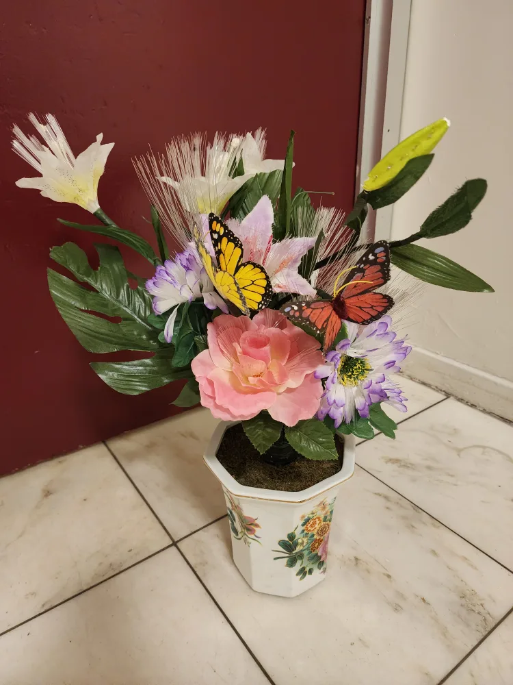 Floral Arrangement in Decorative Pot image indicator(6)