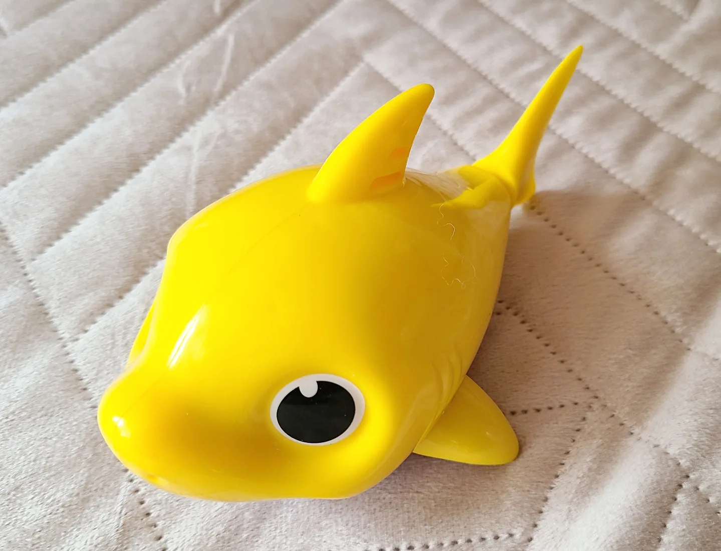 Baby Shark Sing & Swim Bath Toy - Yellow thumbnail