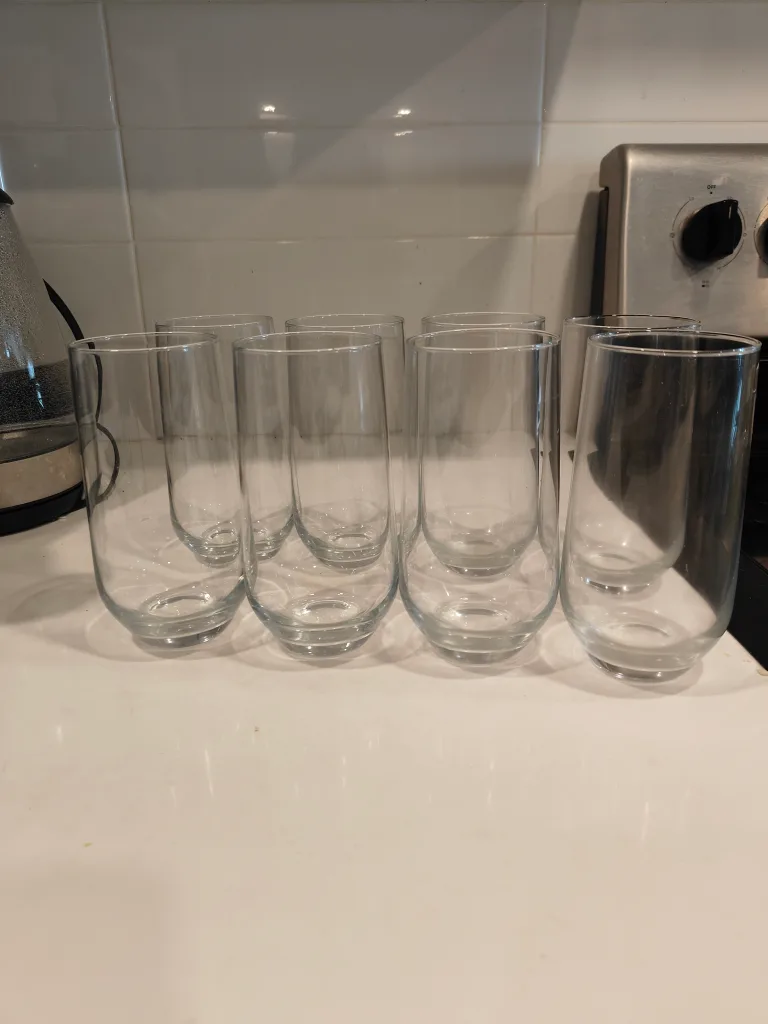 Set of 8 Clear Drinking Glasses thumbnail