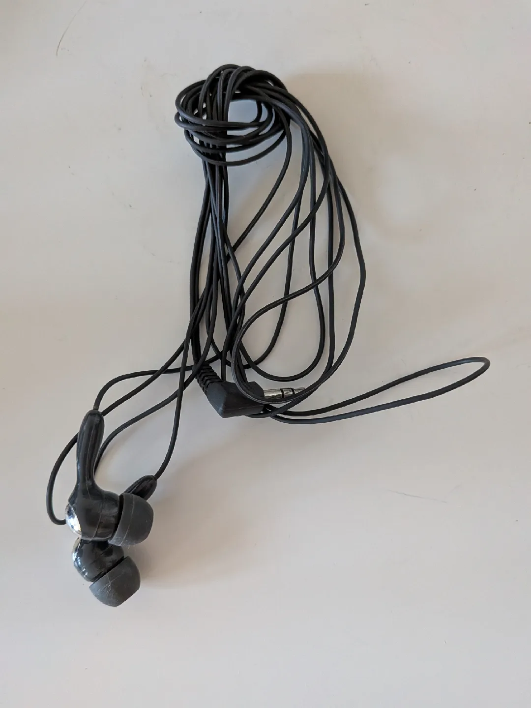 Black Wired Earphones 🥕 thumbnail