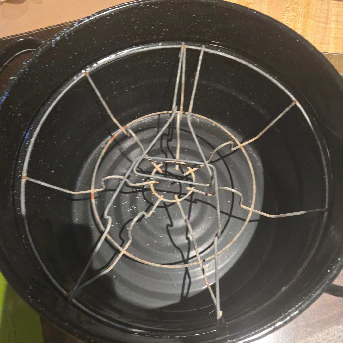 Black Enamel Stock Pot with Lid & Rack – Great for Canning! image indicator(2)