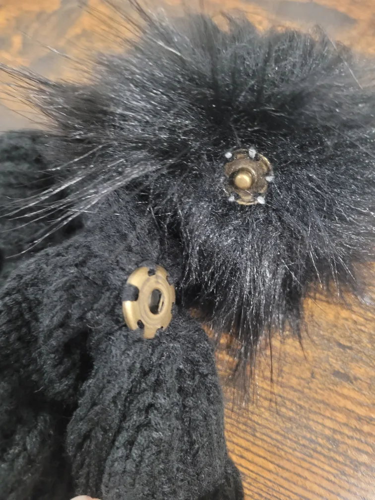 FURTALK Black Knit Pom Pom Beanie image indicator(3)