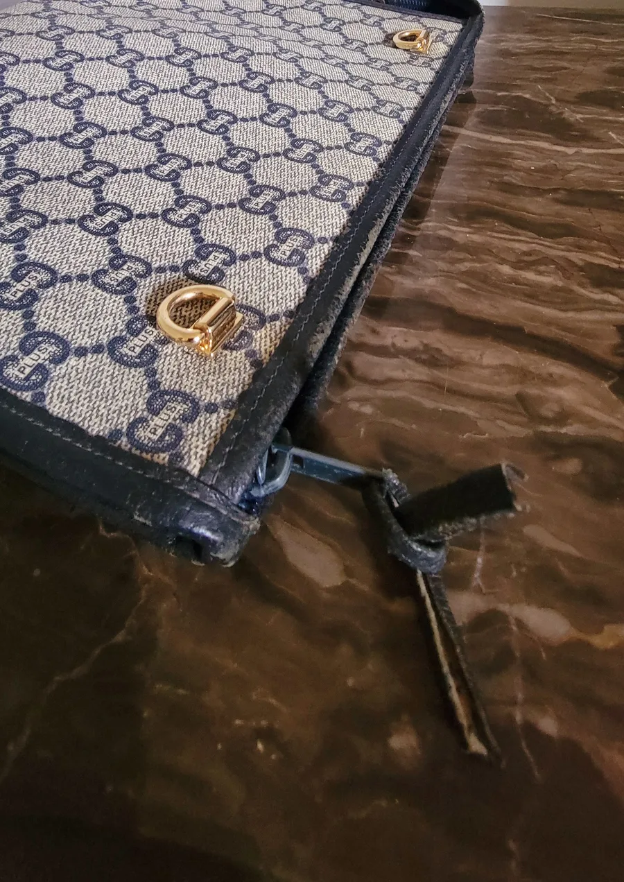 Autentic Gucci Plus Clutch/ Travel Bag image indicator(6)