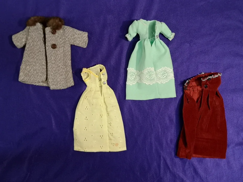 ⭐1963 Vintage Barbie Case with Barbie, Midge, Skipper + Wardrobe image indicator(6)