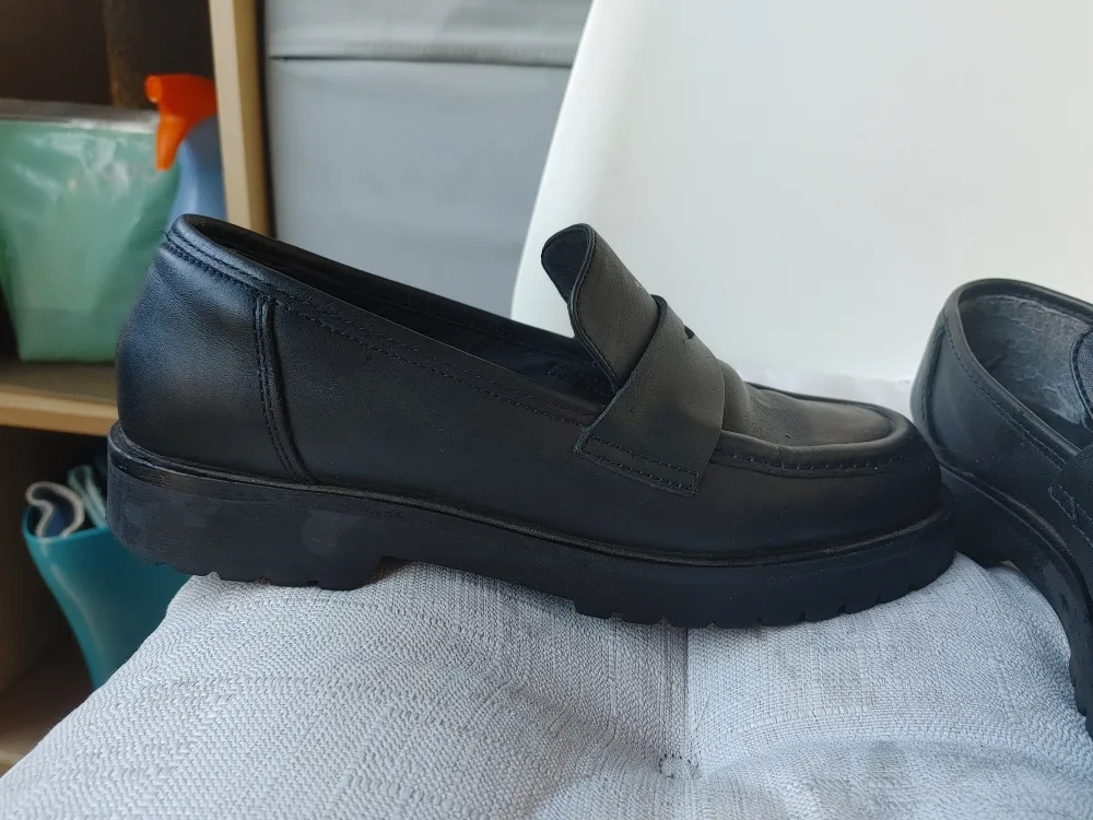 Brown's Black Leather Loafers, Size 7 image indicator(2)