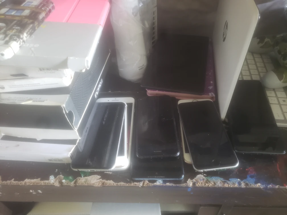 Mixed Lot: Phones, Shoes, Laptop, Boots, Accessories - photo 3