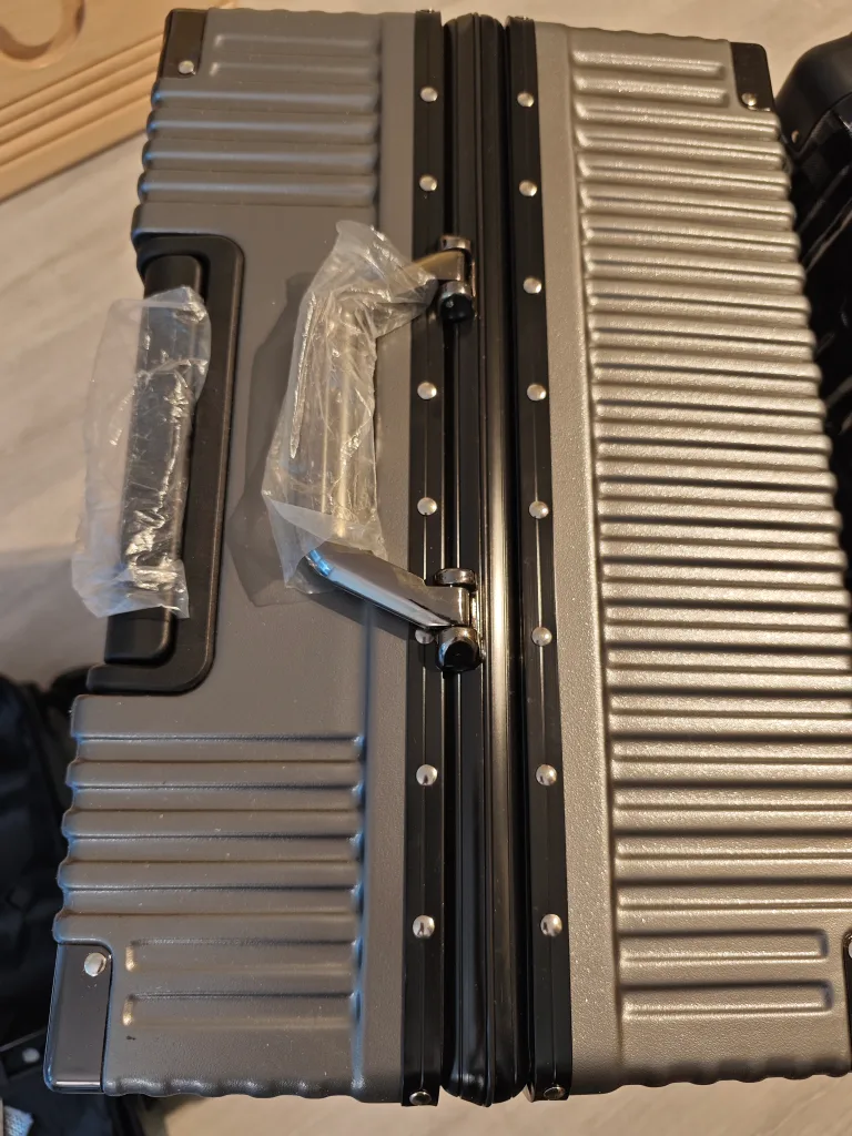 Checked Luggage Suitcase image indicator(5)