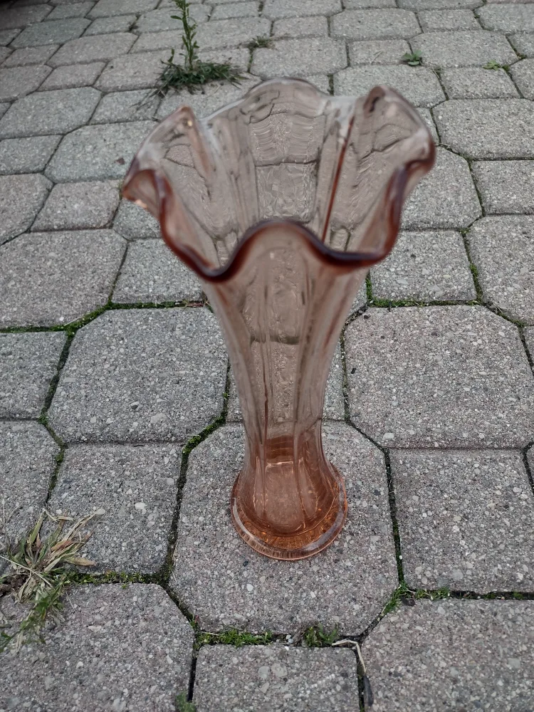 Pink Glass Vase image indicator(2)