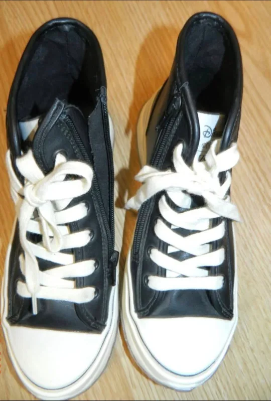 Disney Mickey Mouse Black High Top Sneakers - Size 5 image indicator(5)