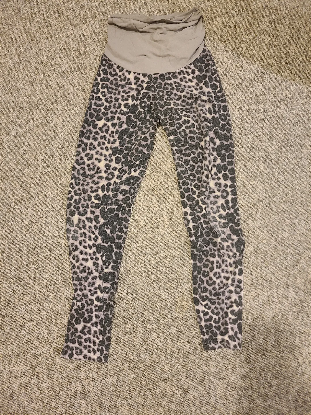 Pea in a Pod Maternity Leggings - Size L thumbnail